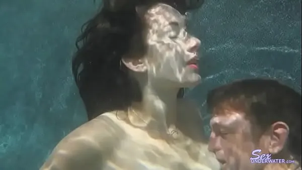 Sveža Brunette Makes Love Underwater pogonska cev