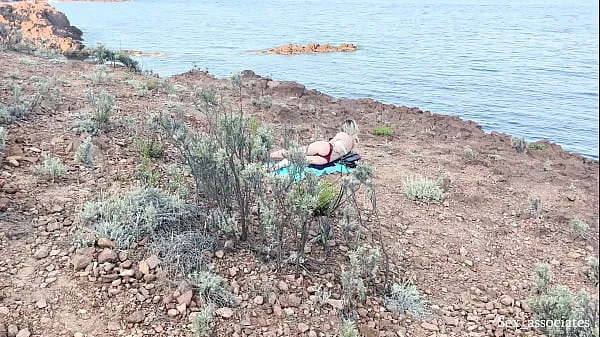 Frisches Ich zeige meinen Ständer einem jungen Proll am FKK-StrandDrive Tube