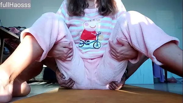 Nouveau tube de lecteur ma demi-soeur maigre comme si je taquinais de petits seins en pyjama et chatte humide (anal et sperme dans le cul