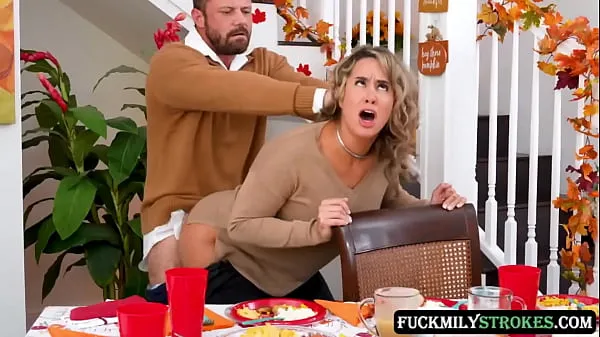 Nouveau tube de lecteur Comment fêter Thanksgiving ? Suce la bite de ton demi-frère sous la table puis baise-le avec ta demi-soeur sur le canapé jusqu'à jouir sur son visage et ses seins parfaits