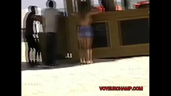 Nuovo Esibizionista Moglie 37 e 42 Pt1 - MILF Heather Silk Flash di figa rasata in pubblico per Voyeur in spiaggia in toplesstubo di guida