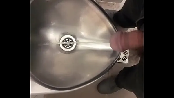 Čerstvá trubica pohonu Pissing in a public toilet