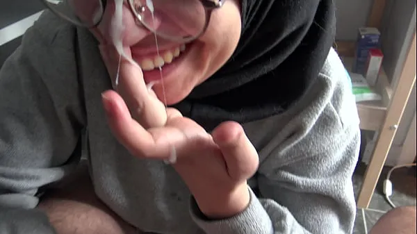 تازہ A Muslim girl is disturbed when she sees her teachers big French cock ڈرائیو ٹیوب