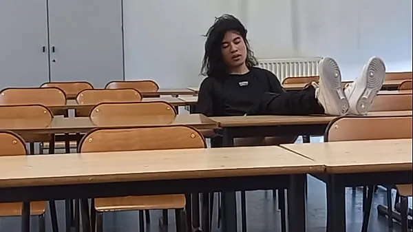 Tubo de unidad Dios mío... ¡Este estudiante se masturba la polla en la escuela! Jon Arteen os muestra una breve escena de él mismo masturbándose en el colegio en un aula de la universidad. La estudiante está muy cachonda, morbosa y per nuevo