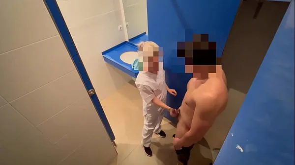 新しい ジムの掃除の女の子を驚かせたら、トイレ掃除に来たとき、彼女は私のセンズリを見つけて、フェラで射精を終えるのを手伝ってくれました ドライブ チューブ