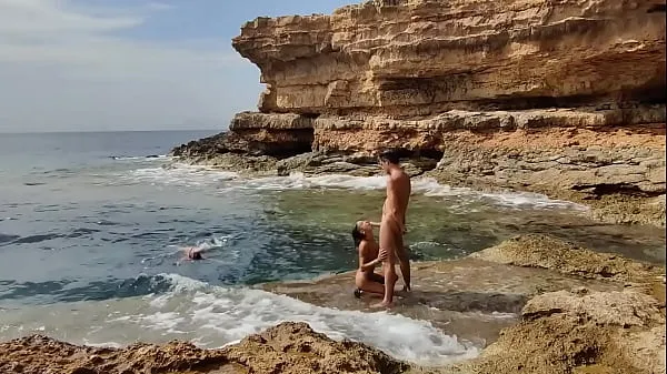 Nouveau tube de lecteur Les plongeurs nous regardent baiser sur la plage