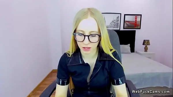 Tubo de unidad Rubia sexy bielorrusa amateur sentada en una silla de oficina con una camisa negra con cremallera y luego desnudándose y mostrando sus pequeñas tetas nuevo