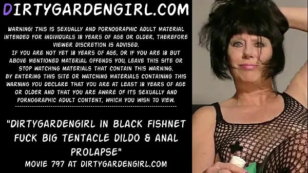 Tubo de unidad Dirtygardengirl en rejilla negra se folla un gran consolador y un prolapso anal nuevo