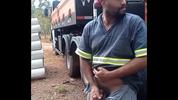 Sveža Worker Masturbating on Construction Site Hidden Behind the Company Truck pogonska cev
