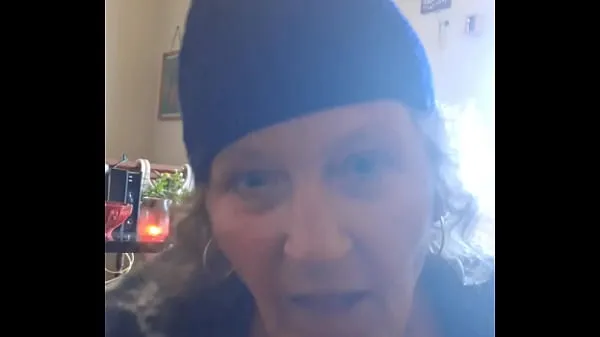 Свежая 60 YEAR OLD WHITE GRANNY WITCH SUCKING OFF STRONG BLACK COCK ON HER KNEES трубка привода