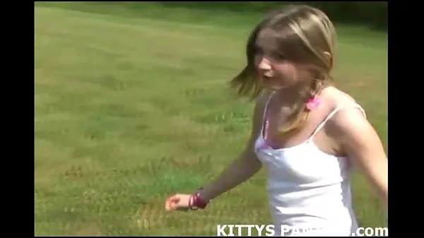 Friss Innocent teen Kitty flashing her pink panties meghajtócső